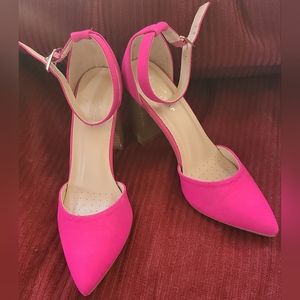 FABULOUS FUSCHIA SZ 7.5 LOW HEEL PUMPS